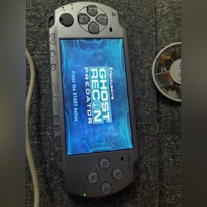 [Silver] Sony PSP 2000 limited edition with 2 working games